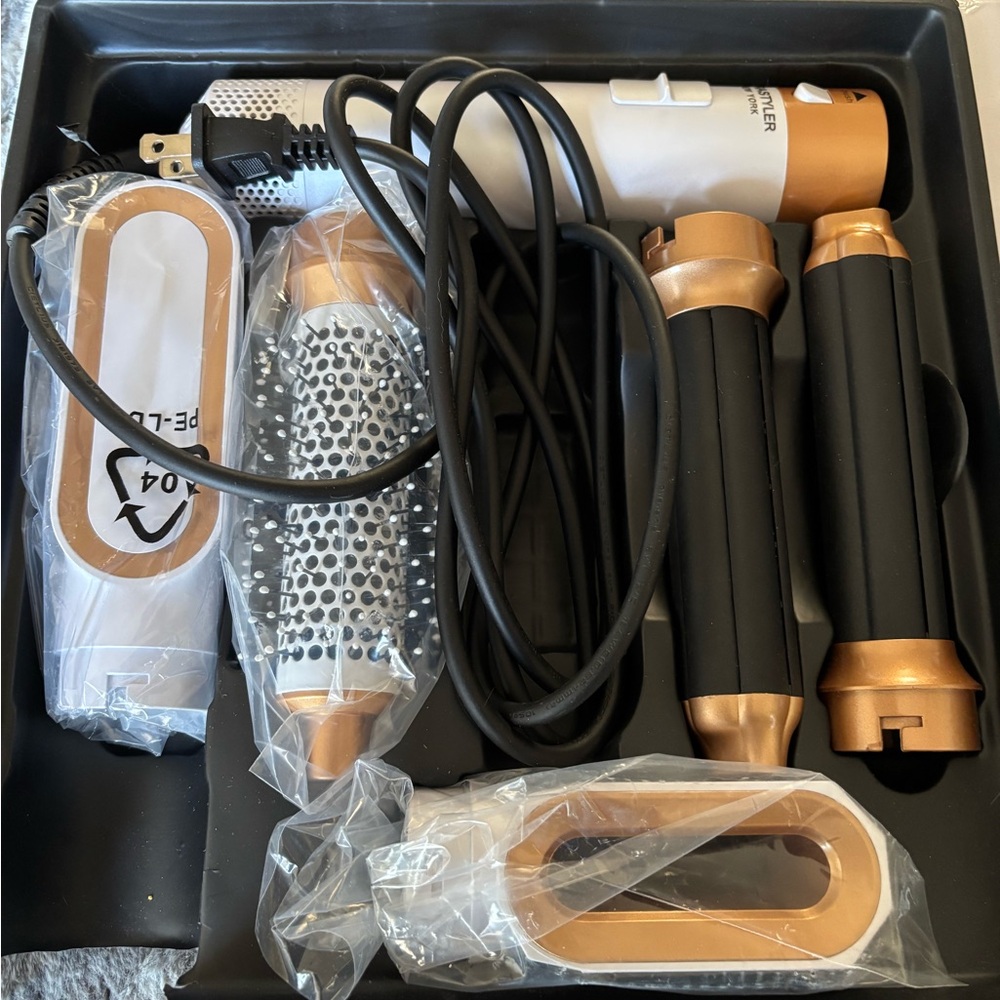 Nora 5in 1 hair styler.  NWT